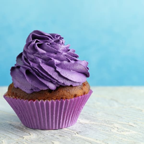cupcake al cioccolato con crema viola e pirottino viola