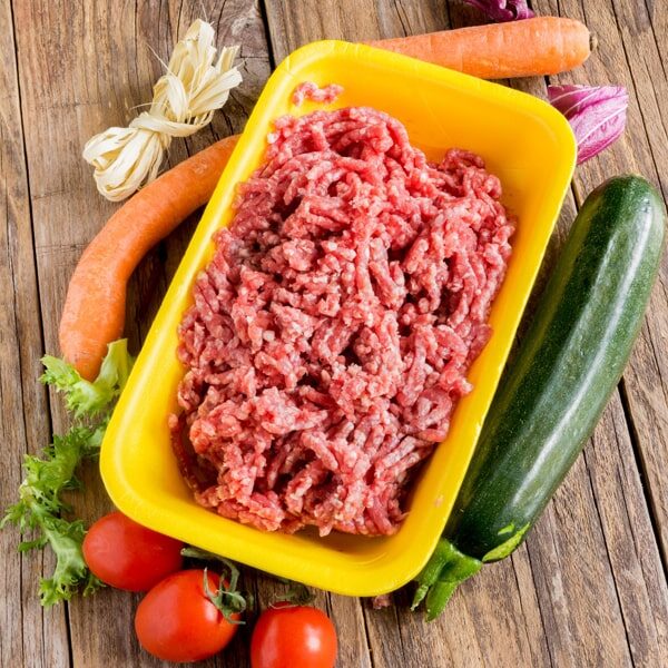 confezione di carne macinata in vaschetta di polistirolo con verdure ed ortaggi