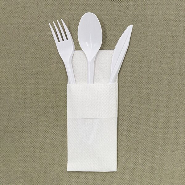tris di posate in plastica bianca con tovagliolo - forchetta, cucchiaio, coltello