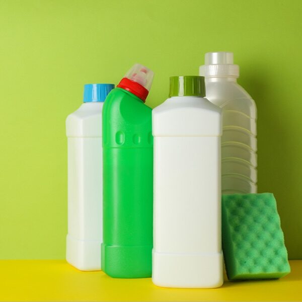 gruppo di flaconi di detersivi per la pulizia degli ambienti domestici e lavorativi