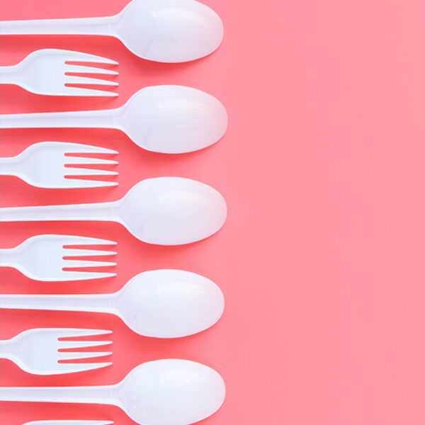 serie di cucchiai e di forchette bianche