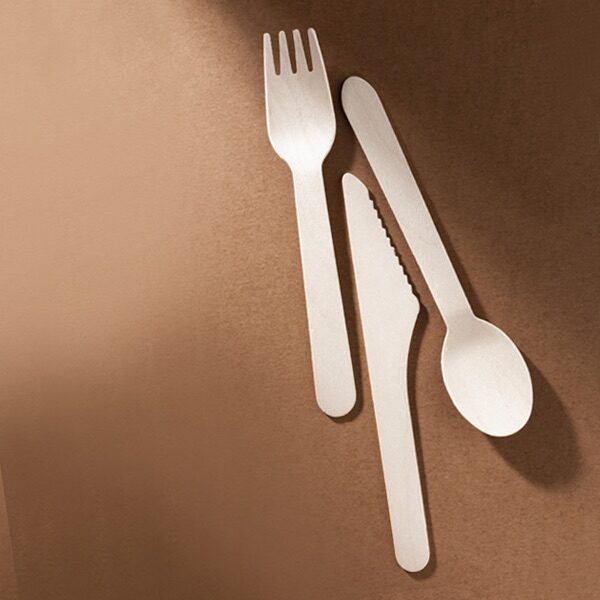 forchetta cucchiaio e coltello in legno di bambù visti dall'altro
