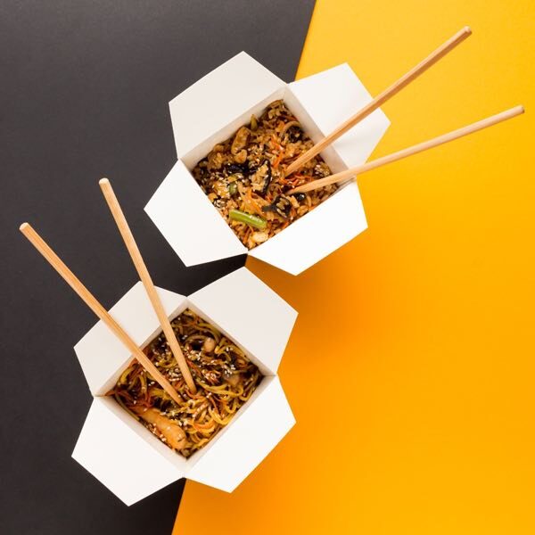 box in cartoncino per asporto di alimenti visti dall'alto contenenti noodles